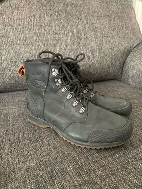 Sorel Men's Dark Green Leather Hiking Boot with Tan Heel Pull